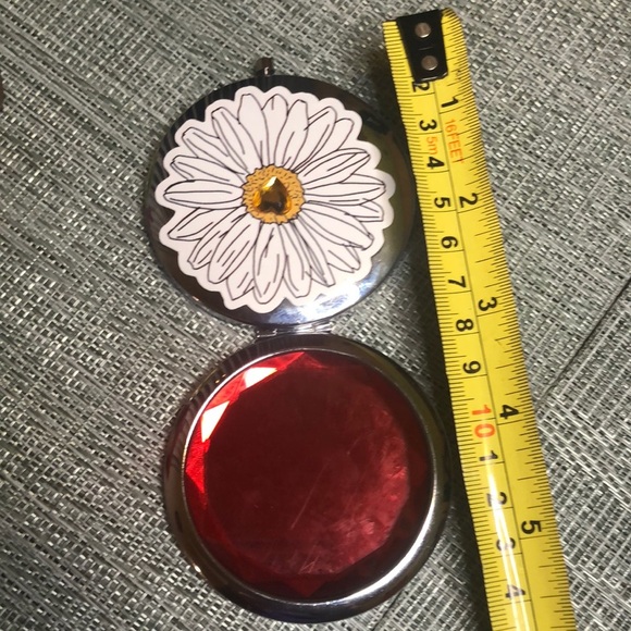 #21sun 🌻Compact Mirror Red Rhinestone and Daisy Compact Makeup Mirror💄🌻 - Picture 10 of 15